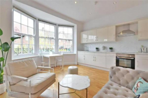Luxury 3 Bed Apartment - HUGE OUTDOOR TERRACE & Amazing Transport Links